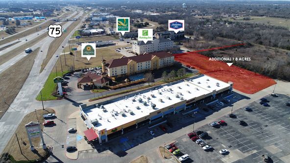Shafer Crossing Retail Center: 2918 N US Highway 75, Sherman, TX 75090